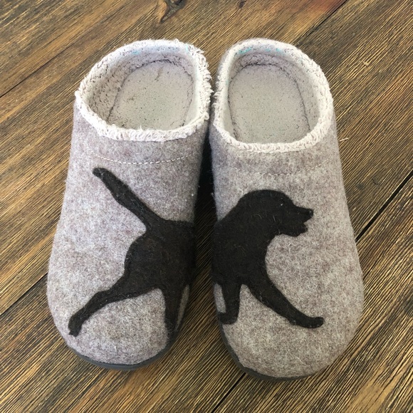 L.L. Bean women’s Daybreak Scuffs in taupe/chocolate dog motif - Picture 2 of 7